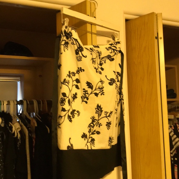 Women’s size Large black/white scroll skirt - Picture 2 of 6